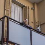 Mentre passeggiamo su via Archita si accorge della nostra presenza una vecchietta: ci scruta sospettosa da un balcone. Poi per� ci sorride e ci saluta amichevolmente con la mano. Chiss� da quanto tempo abita qui (foto di Gennaro Gargiulo)